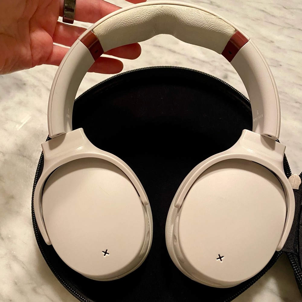 Skullcandy Venue headphones, noise canceling.